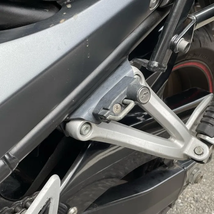 レンタルバイクのバンディット1250F|左ヘルメットホルダー